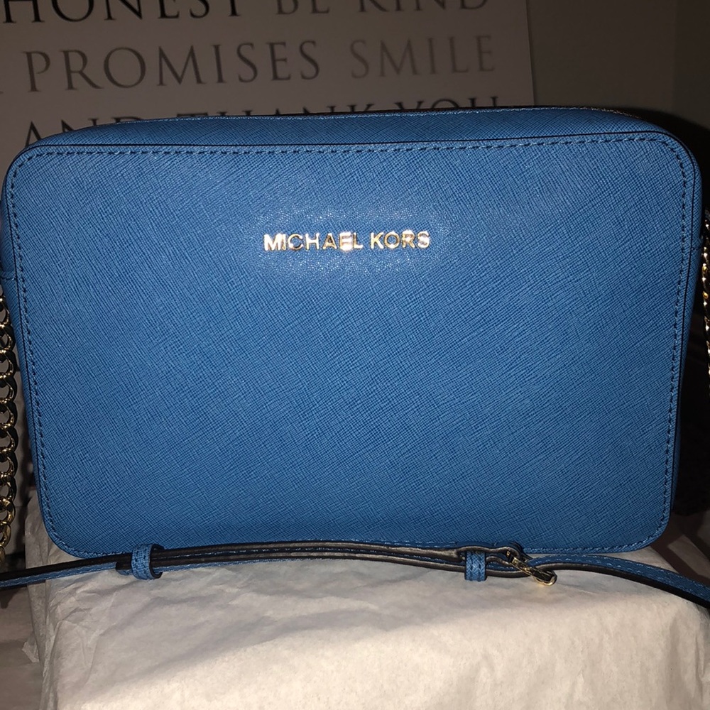 Micheal Kors jet set traveler crossbody bag